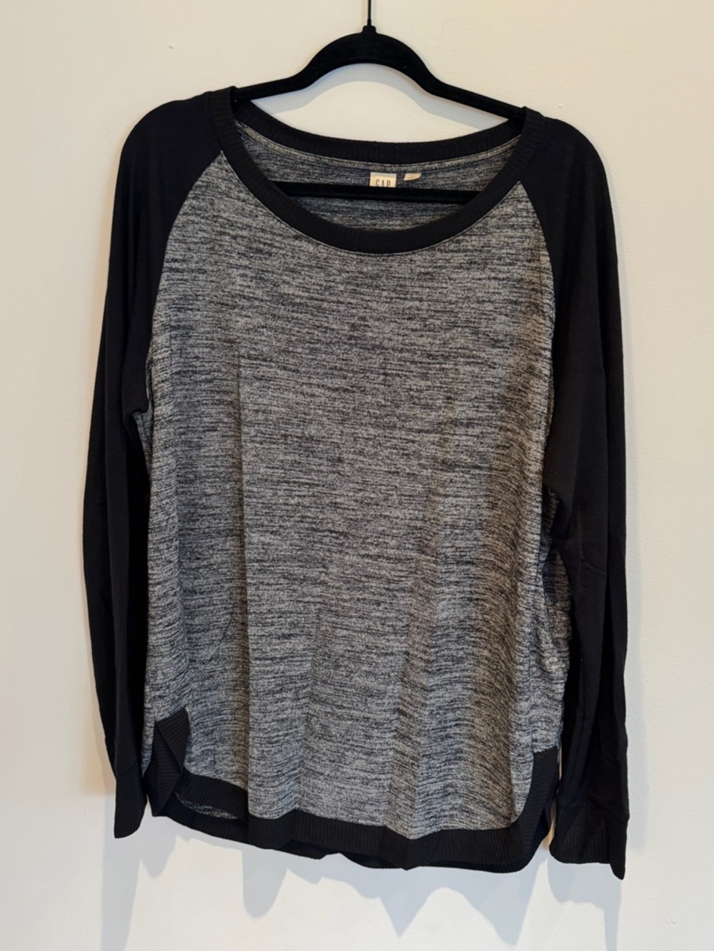 GAP Women's Black & Gray Raglan Long Sleeve Top, Size Large
